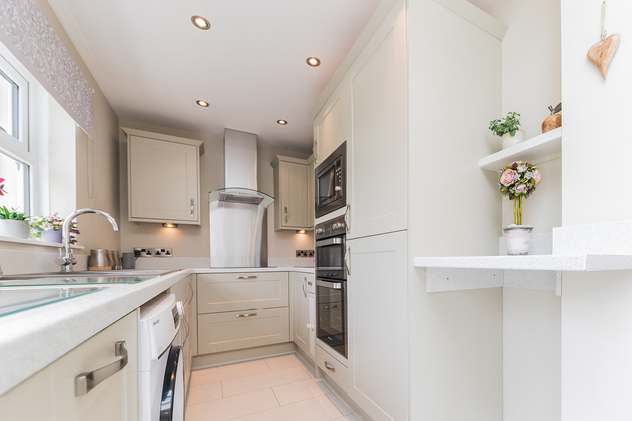 Milne-Moser-Estate-Agents-Property-Cream-Kitchen-600x400